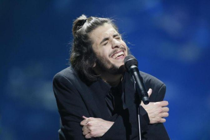 Salvador Sobral, durante su actuación en Portugal.-REUTERS / GLEB GARANICH