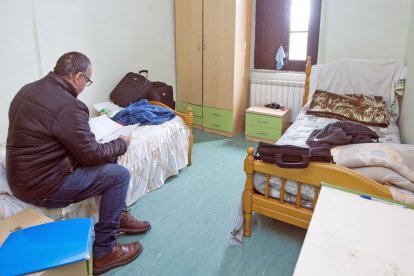 Un usuario en la habitación del albergue municipal. ISRAEL L. MURILLO