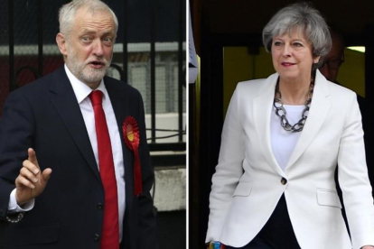 Combo de fotos de Jeremy Corbyn (izq) y Theresa May, tras votar el 8 de junio, en el norte de Londres y en Maidenhead, respectivamente.-AFP