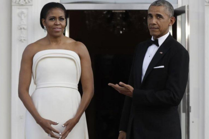 Michelle Obama escoge un traje de Brandon Maxwell, el diseñador favorito de Lady Gaga.-AP / MANUEL BALCE CENETA