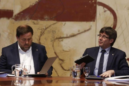 Oriol Junqueras y Carles Puigdemont, en la reunión del Consell Executiu de este martes.-ALBERT BERTRAN
