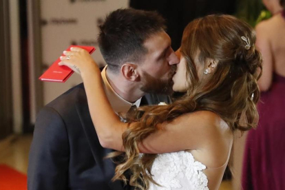 Lionel Messi y Antonella Rocuzzo, el día de su boda.-EFE / DAVID FERNÁNDEZ