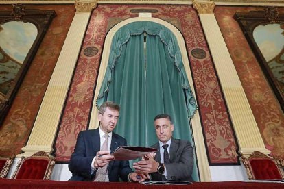 Javier Lacalle y Rafael Barbero firman el convenio de colaboración en el Salón Rojo del Teatro Principal.-RAÚL G. OCHOA