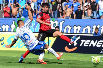 Kijera salva la entrada de un jugador del Tenerife, ayer, en el Heliodoro Rodríguez López.-DIARIO DE AVISOS