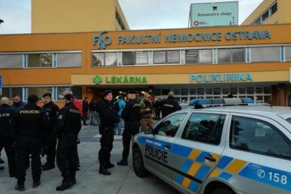 Policía frente al hospital donde se ha producido el tiroteo en la ciudad checa de Ostrava.-