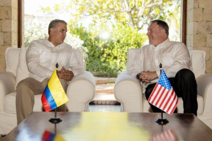 El presidente Ivan Duque mientras habla con el secretario de Estado de Estados Unidos Mike Pompeo en Cartagena.-PRESIDENCIA DE COLOMBIA