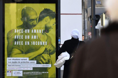 Un cartel de la campaña de prevención del SIDA en una calle de Rennes.-DAMIEN MEYER / AFP