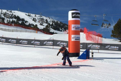 Astrid Fina cruza la meta en segunda posición en la Copa del Mundo de snowboard paralímpico disputada en La Molina.-