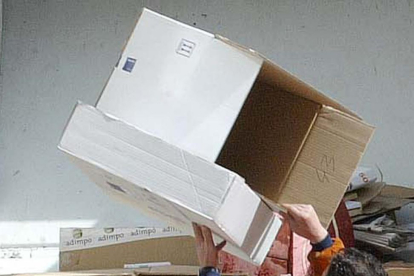 Un trabajador del servicio de limpieza recoge cajas de cartón.-I. L.M.