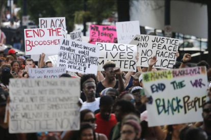 Manifestantes recorren el centro de Atlanta contra la brutalidad policial, este viernes.-AP / JOHN BAZEMORE