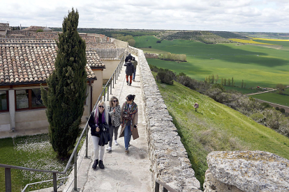 <p> Turistas visitan la muralla de la localidad vallisoletana de Urueña. / ICAL </p>