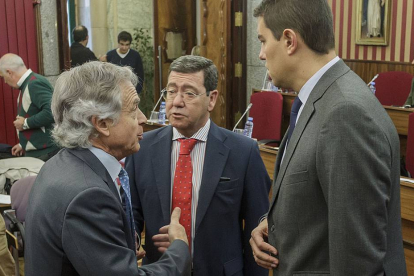 Luis Escribano (PSOE) charla con César Rico y Ángel Ibáñez (ambos del PP) antes de iniciarse el Pleno.-SANTI OTERO
