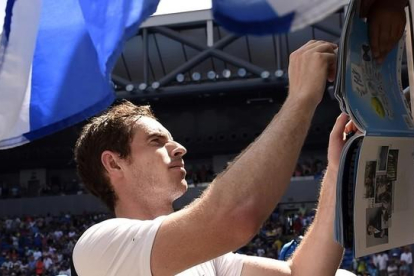Murray firma autógrafos tras su primer partido en el Abierto de Australia.-AP