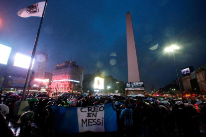 Seguidores de Argentina marchan por el centro de Buenos Aires para pedir a Messi que no deje la selección albiceleste.-REUTERS / MARCOS BRINDICCI
