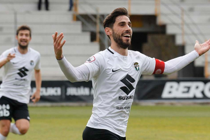 Andrés celebra un gol con la camiseta del Burgos CF. SANTI OTERO