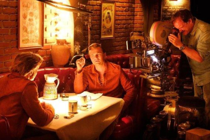 Quentin Tarantino, en el rodaje de una escena de Érase una vez en... Hollywod’, con Leonardo DiCaprio y Brad Pitt.-