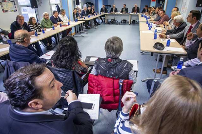 Imagen de la reunión del Consejo Social celebrado ayer en el centro cívico de Capiscol-RAÚL G. OCHOA