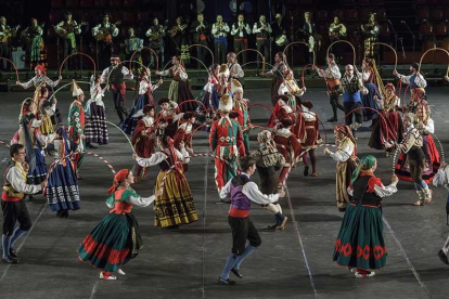 Representantes adultos de los grupos acompañaron a los Danzantes de Burgos en la interpretación de la ‘Danza de los arcos’ en el baile de arranque.-Santi Otero