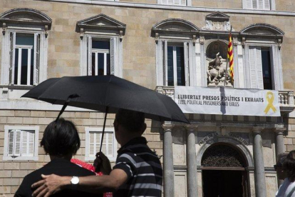 La pancarta a favor de los políticos presos, en el balcón del Palau de la Generalitat.-ALBERT BERTRAN