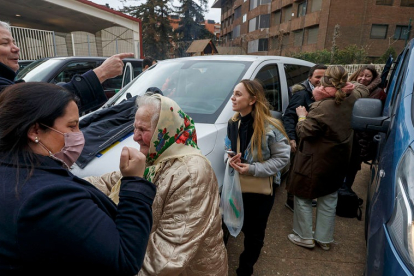 Los refugiados ucranianos se despiden del Campolara emocionados antes de dirigirse a Portugal. SANTI OTERO