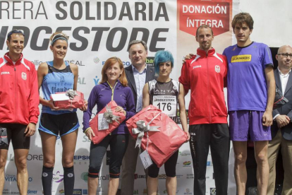 Podio de honor de las dos categorías pertenecientes a los cinco kilómetros.-SANTI OTERO