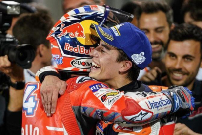 Marc Márquez (Honda), a la derecha, felicita a Andrea Dovizioso (Ducati) tras su victoria en Catar.-ALEJANDRO CERESUELA
