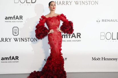 Katy Perry, con un vestido de aires flamencos, en la gala Amfar de Cannes, este jueves por la noche.-EFE / IAN LANGSDON