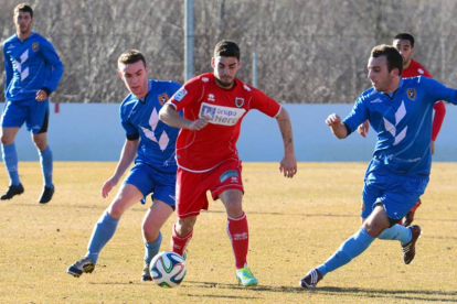 Un jugador del Numancia B avanza con el balón en un lance del partido de ayer.-ÁLVARO MARTÍNEZ / EL MUNDO DIARIO DE SORIA