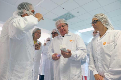 En el centro, el presidente de la Junta, durante su visita a la fábrica de Aranda.-ECB