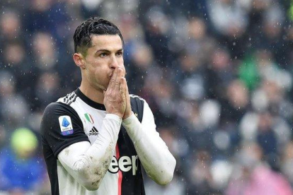 Cristiano Ronaldo lamenta una ocasión fallada en el partido entre la Juventus y el Sassuolo del 1 de diciembre.-AP / ALESSANDRO DI MARCO
