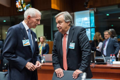 El Director General de la Organización Internacional para las Migraciones, William Lacy Swing (izquierda), habla con el alto comisionado de la ONU para los refugiados, el portugués Antonio Guterres.-AP / VIRGINIA MAYO