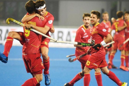 Los jugadores españoles celebran el gol de Álvaro Iglesias.-AFP / DIBYANGSHU SARKAR
