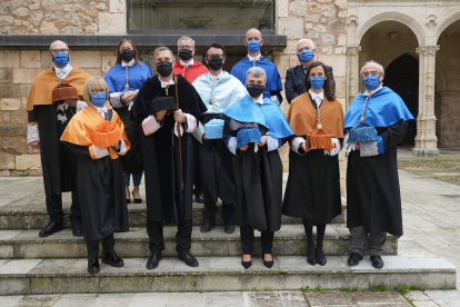 El equipo rectoral posa ante de la ceremonia de toma de posesión frente al Aula Magna de la Universidad de Burgos. ECB