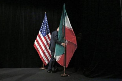 Las banderas estadounidense e iraní, en la sala de reuniones de Viena, este martes.-