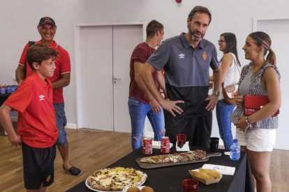 Vicente Moreno, técnico del Real Mallorca, compartió ayer, tras la goleada ante el Llagostera (4-0), una charla con los aficionados rojillos-DIARIO DE MALLORCA / B. RAMON