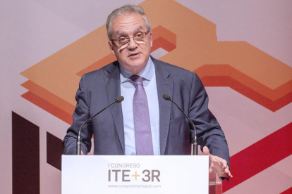 Anselmo Menéndez durante su intervención en el congreso.-ECB