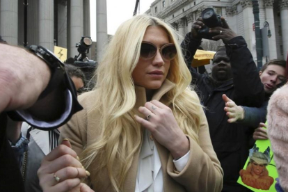 Kesha, en febrero del 2016, a su salida de la corte de Manhattan, donde presentó una demanda por abusos contra su mánager, Dr. Luke.-AP / MARY ALTAFFER