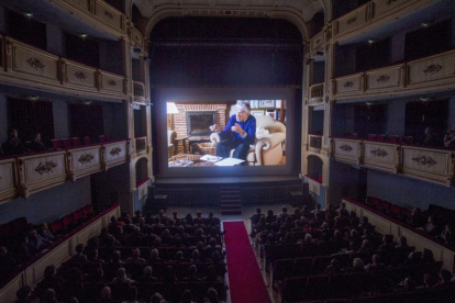 Momento de la proyección ayer de ‘Pavana triste’ en el Teatro Principal.-ISRAEL L. MURILLO