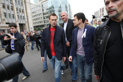 Alexei Navalny, a la izquierda, habla con el líder de la oposición Ilya Yashin durante las protestas de este domingo en las calles de Moscú.-/ SERGEI ILNITSKY (EFE)