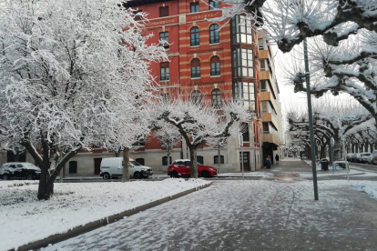 Burgos amanece helado. Tras las nevadas es el hielo el protagonista. S. L. C.