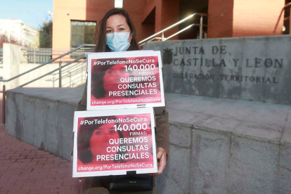 Lydia, hermana de Sonia Sainz-Maza, ante la Delegación Territorial de la Junta en Burgos. ECB