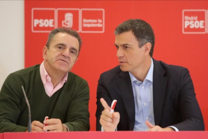 Pedro Sánchez y el líder de los socialistas madrileños, José Manuel Franco, este lunes en Coslada (Madrid).-/ JOSÉ LUIS ROCA