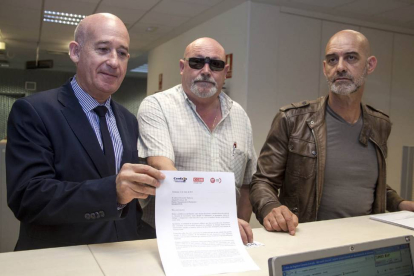 Juan Antonio Martín Mesonero (I), presidente de CONFAES, José Luis Hernández (C), Secretario general de UGT y Emilio Pérez, Secretario General de CCOO, solicitan al alcalde de Salamanca que convoque la mesa de Diálogo Social-Ical
