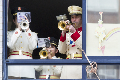 Los tres trompetistas tocan las marchas procesionales desde la ventana. ISRAEL L. MURILLO