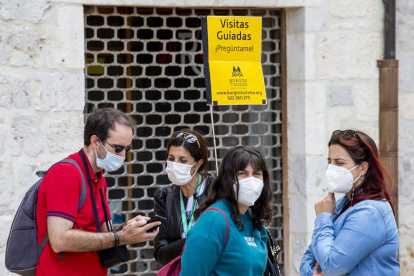 Unos visitantes se informan para contrarar los servicios de un guía turístico en Burgos capital. TOMÁS ALONSO