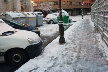 Burgos amanece helado. Tras las nevadas es el hielo el protagonista. S. L. C.