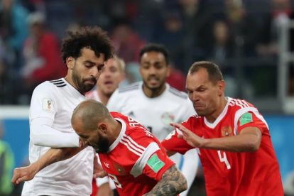 Mohamed Salah trata de arrebatarle el balón a Fedor Kudryashov-GEORGI LICOVSKI