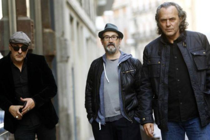 De izquierda a derecha, Roberto Álamo, Javier Cámara y Jose Coronado, protagonistas de 'Es por tu bien', en el hotel de las Letras de Madrid.-AGUSTÍN CATALÁN