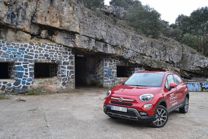 El Fiat 500X, un vehículo con carácter del segmento de los SUV urbanos frente al antiguo polvorín de Hontoria de la Cantera.-HÉCTOR FUSTEL