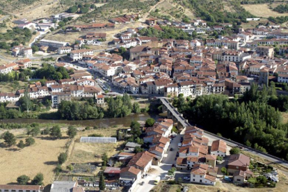 Vista aérea de Covarrubias, que aspira a convertirse en Capital del Turismo Rural 2017.-ICAL